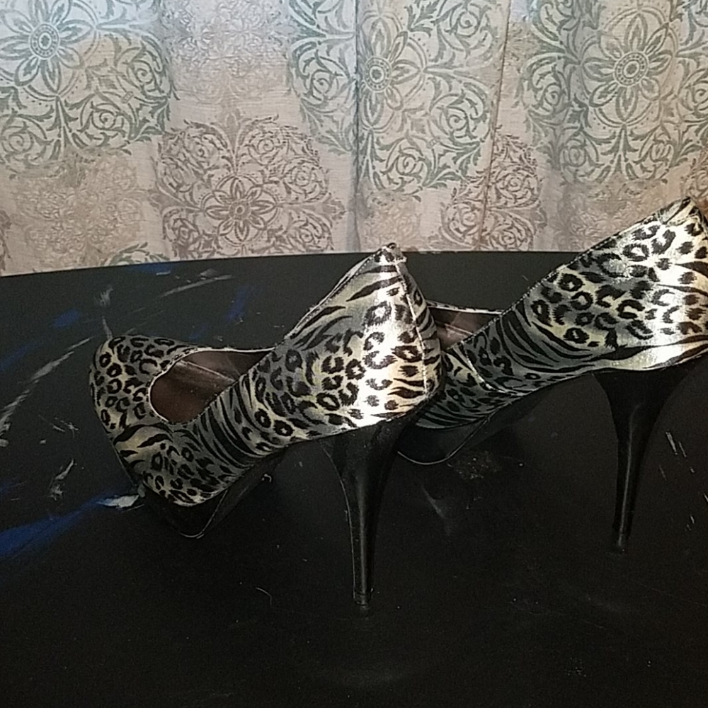 Shoes - Picture 3 of 4